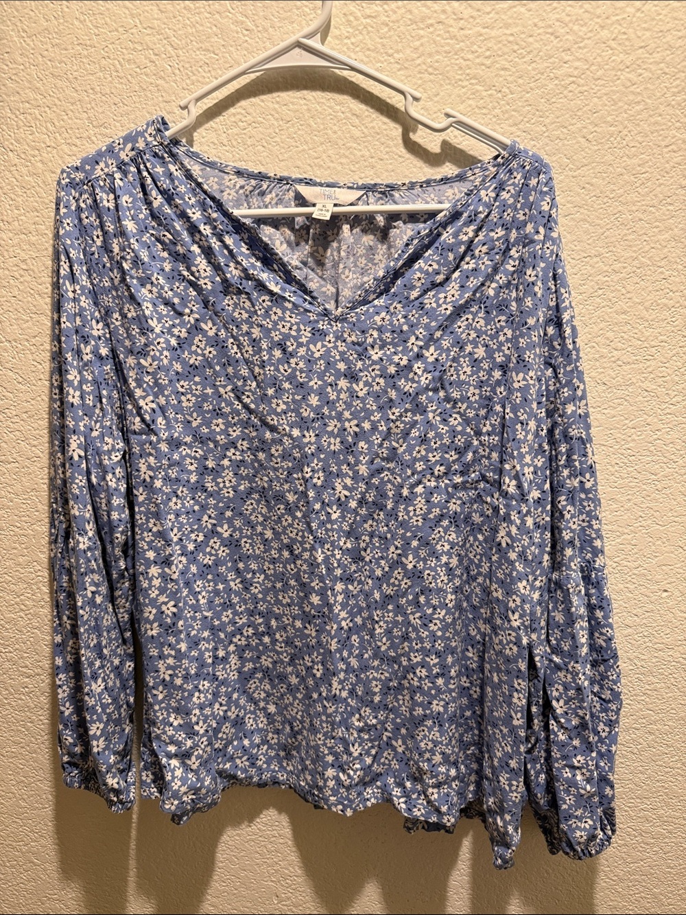 Time and Tru Light Blue Floral V-Neck Long Sleeve Top